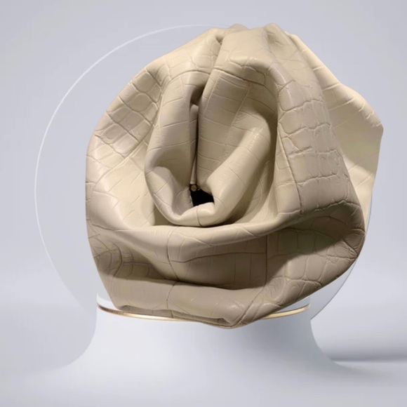 GOT MY ATTENTION CLOUD POUCH - Picture 6 of 7